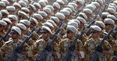 Iranski vojnici u uniformama i kacigama stoje u redovima na vojnoj paradi.