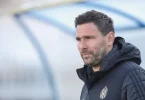 Muškarac u crnoj jakni s Dinamo logom, ozbitan izraz lica