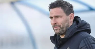 Muškarac u crnoj jakni s Dinamo logom, ozbitan izraz lica