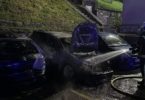 Izgorjena vozila na nočnom mjestu požara, vatrogasci s opremom obavaljaju gašenje