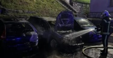 Izgorjena vozila na nočnom mjestu požara, vatrogasci s opremom obavaljaju gašenje