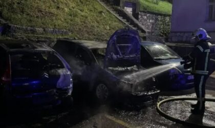 Izgorjena vozila na nočnom mjestu požara, vatrogasci s opremom obavaljaju gašenje