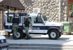Vozilo Ministarstva unutarnjih poslova sa policijskim oznakama parkirano ispred zgrade