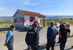Policijski službenici stoje ispred murala s likom tijekom intervencije u Ortiješu