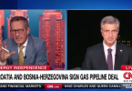 政治leader u odijelu tijekom intervjua za CNN o ulozi premijera