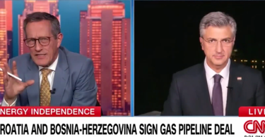 政治leader u odijelu tijekom intervjua za CNN o ulozi premijera