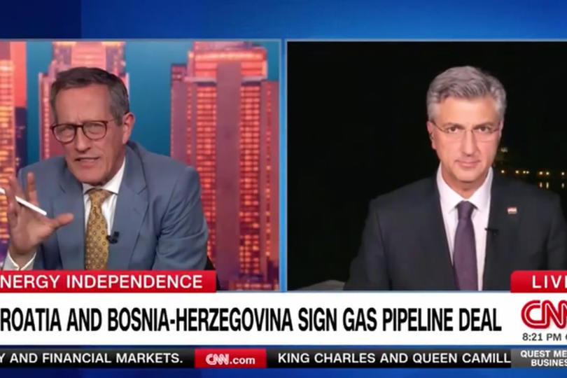 政治leader u odijelu tijekom intervjua za CNN o ulozi premijera