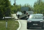 Nekoliko vozila u prometnoj nesreći na cesti, vozila ozbiljno oštećena