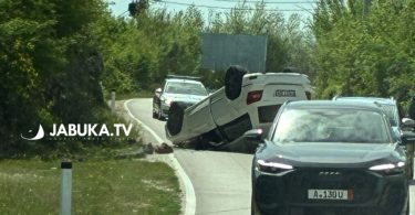 Nekoliko vozila u prometnoj nesreći na cesti, vozila ozbiljno oštećena