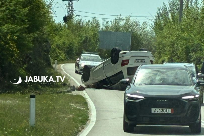 Nekoliko vozila u prometnoj nesreći na cesti, vozila ozbiljno oštećena