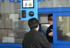 Putnik čeka na kontrolnoj točki na granici EU sa službenik koji provjerava dokumente