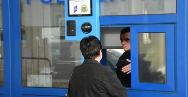 Putnik čeka na kontrolnoj točki na granici EU sa službenik koji provjerava dokumente