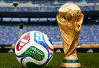 FIFA svjetski kup trofej i službena lopta Mundijala 2026 na terenu stadiona