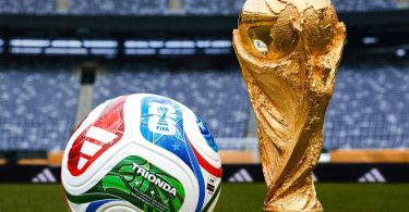 FIFA svjetski kup trofej i službena lopta Mundijala 2026 na terenu stadiona