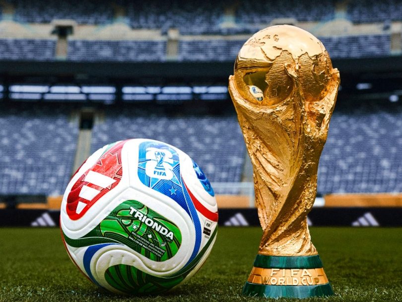 FIFA svjetski kup trofej i službena lopta Mundijala 2026 na terenu stadiona