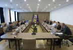 Sastanak vijeća ministara u konferencijskoj dvorani sa učesnicima s obje strane dugačkog stola