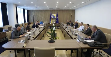 Sastanak vijeća ministara u konferencijskoj dvorani sa učesnicima s obje strane dugačkog stola