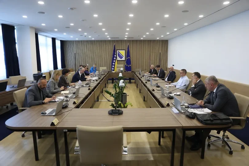 Sastanak vijeća ministara u konferencijskoj dvorani sa učesnicima s obje strane dugačkog stola