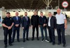 Grupa zvaničnika pozira za fotografiju na mjestu privremenog graničnog prijelaza