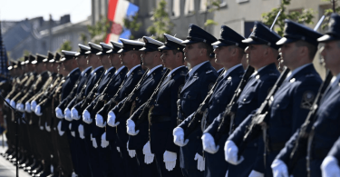 Redovi vojnika hrvatskog vojstva u uniformama tokom vojanog povorka u središtu grada