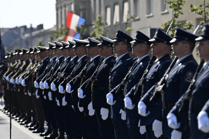 Redovi vojnika hrvatskog vojstva u uniformama tokom vojanog povorka u središtu grada