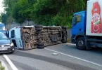 Prevrnuti kombi na cesti s kamilonom i drugim vozilima, zastoj u prometu