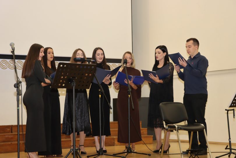 Glazbeni ansambl s profesorima i učenicima tijekom koncerta u dvorani