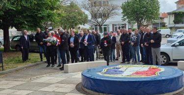 Grupa građana i predstavnika na ceremoniji obilježavanja bleiburške tragedije s poljima za klanjanje