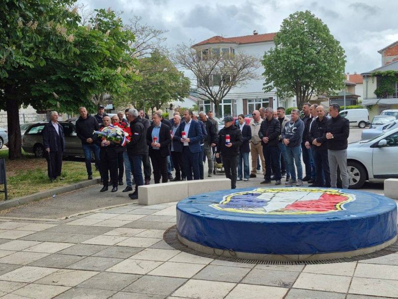 Grupa građana i predstavnika na ceremoniji obilježavanja bleiburške tragedije s poljima za klanjanje