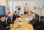Poslovnjaci i predstavnici Crvenog križa na sastanku oko socijalnog projekta