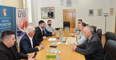 Poslovnjaci i predstavnici Crvenog križa na sastanku oko socijalnog projekta