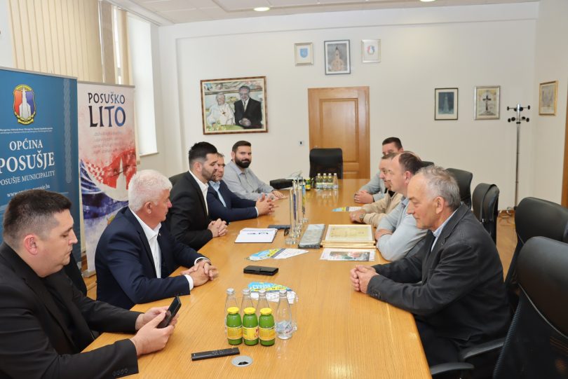 Poslovnjaci i predstavnici Crvenog križa na sastanku oko socijalnog projekta