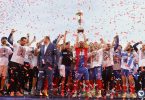Momčad FK Borac slave s trofejom nakon pobjede, igrači i stručni štab se raduju s konfetima