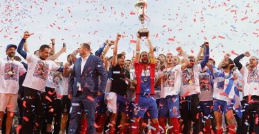 Momčad FK Borac slave s trofejom nakon pobjede, igrači i stručni štab se raduju s konfetima