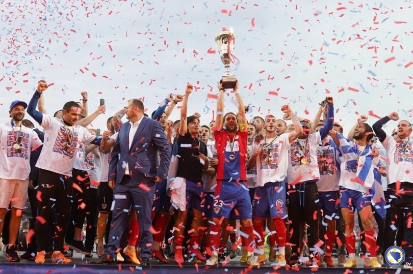 Momčad FK Borac slave s trofejom nakon pobjede, igrači i stručni štab se raduju s konfetima