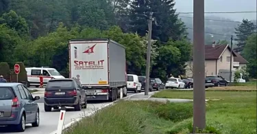 Zaustavljena vozila i policijska prisutnost na cesti kod Kiseljaka