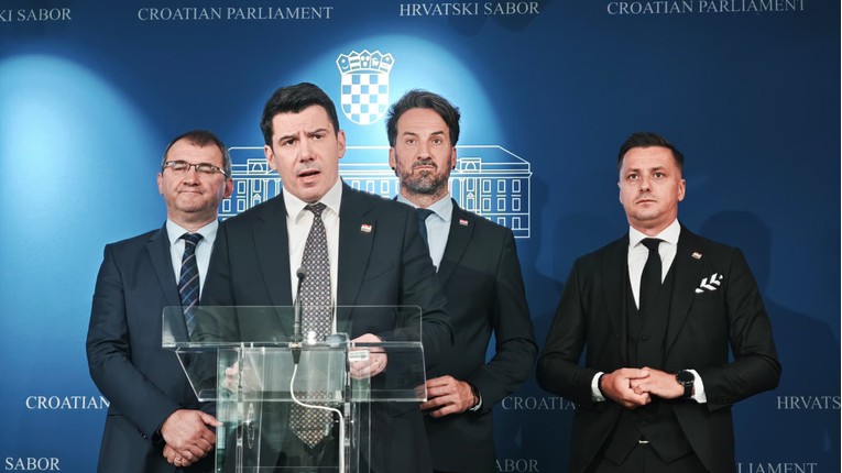 Predstavnici MOST-a na govornskom pultu tijekom parlamentarne konferencije