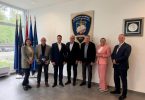 Grupa zvaničnika u službenim odijelima na sastanku suradnje MUP-a i Policijske akademije