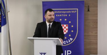 Službenik MUP-a ŽZH-a na konferenciji predstavlja investiciju u modernizaciju policijske opreme