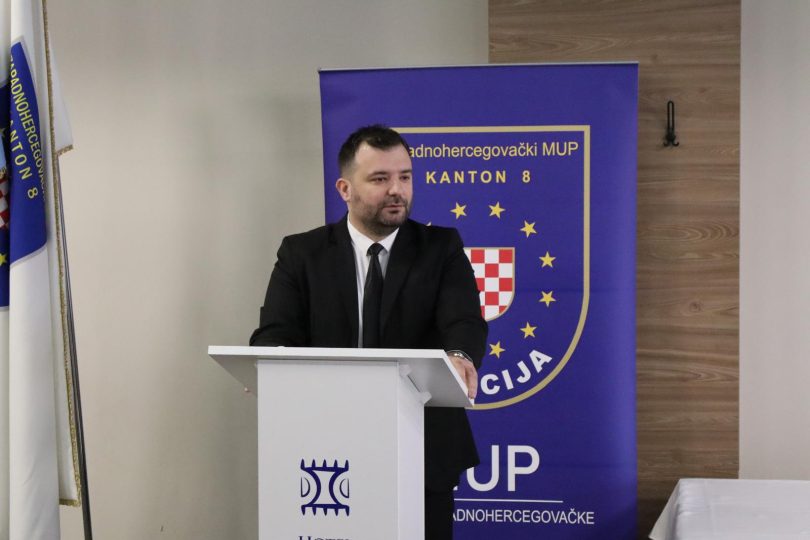 Službenik MUP-a ŽZH-a na konferenciji predstavlja investiciju u modernizaciju policijske opreme