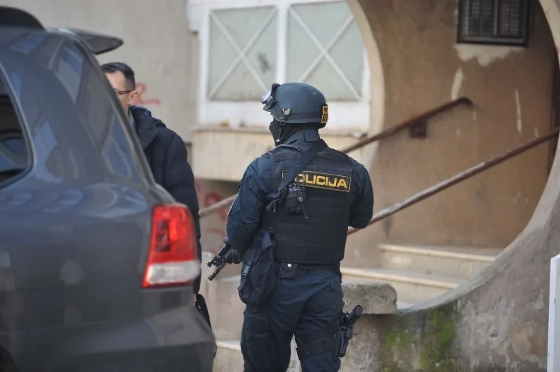 Policajac Federal upravnog podjetka u tamnoj uniformi prije zgrade tijekom operacije