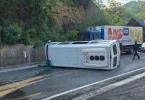 Prevrnuti bijeli kombi na autocesti s kamionom u pozadini i zaustavljen promet