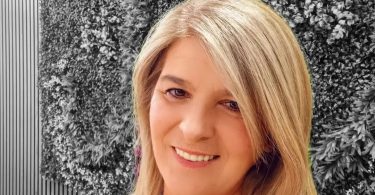 Portretna fotografija žene s blond kosom, nasmiješena