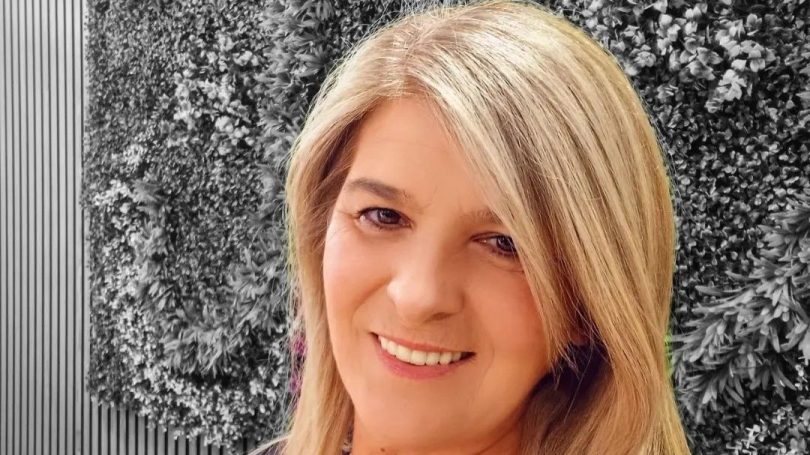 Portretna fotografija žene s blond kosom, nasmiješena