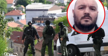 Pripadnici specijalnih snaga tijekom operacije uhićenja u Drnju, sa portretom osumnjičenog u krugu