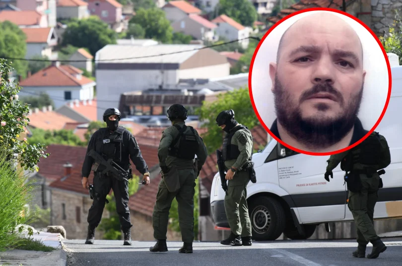 Pripadnici specijalnih snaga tijekom operacije uhićenja u Drnju, sa portretom osumnjičenog u krugu