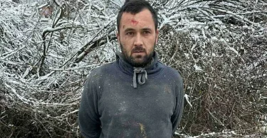 Muški osoba s bradом u sivoj majici ispred snježnog pejzaža tijekom istrage