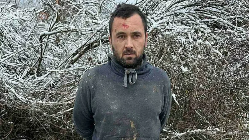 Muški osoba s bradом u sivoj majici ispred snježnog pejzaža tijekom istrage