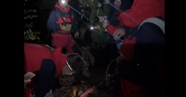 Noćna akcija spasavanja: članovi gorske službe spašavanja sa reflektorima pomažu planinarcima na terenu