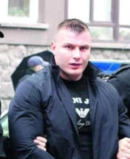 Muški osumnjičenik sa kratkom frizurom u tamnoj jakni